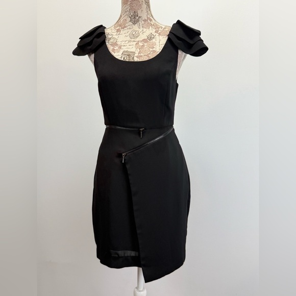 BCBGENERATION Black layered cap sleeve mini sheath dress w/ zipper detail size 6 - Picture 6 of 15